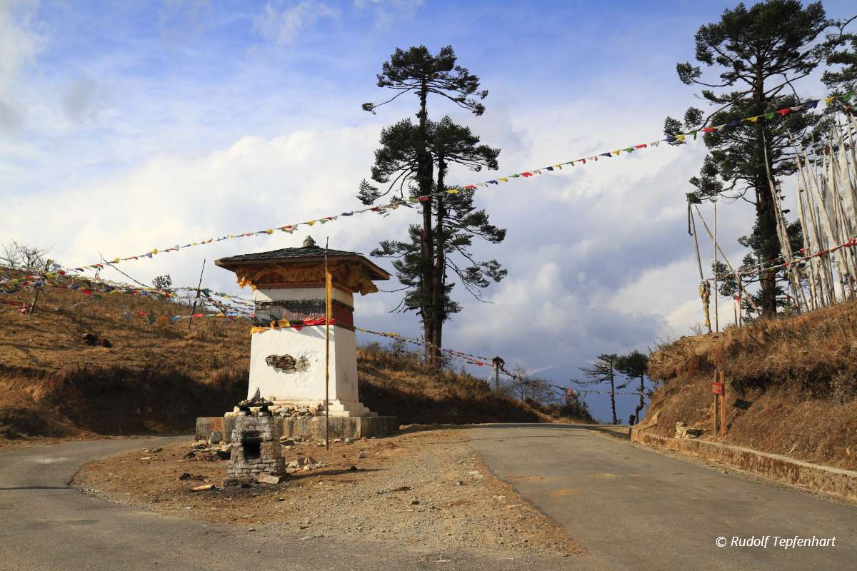 Stupa on Wangdue Phodrang Pass