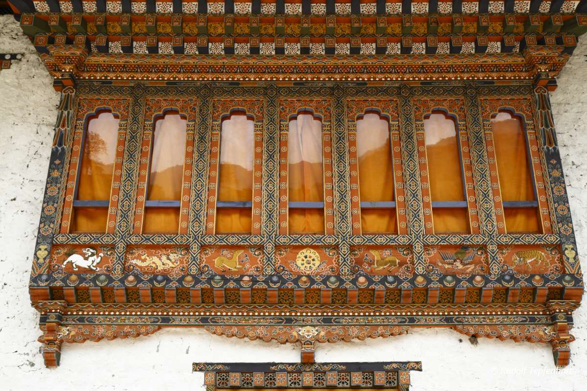 Painting work at the Dzong