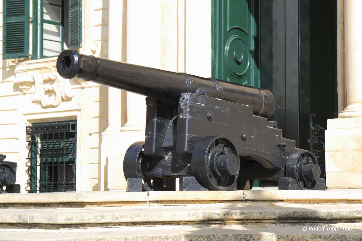 Cannon before Auberge de Castille