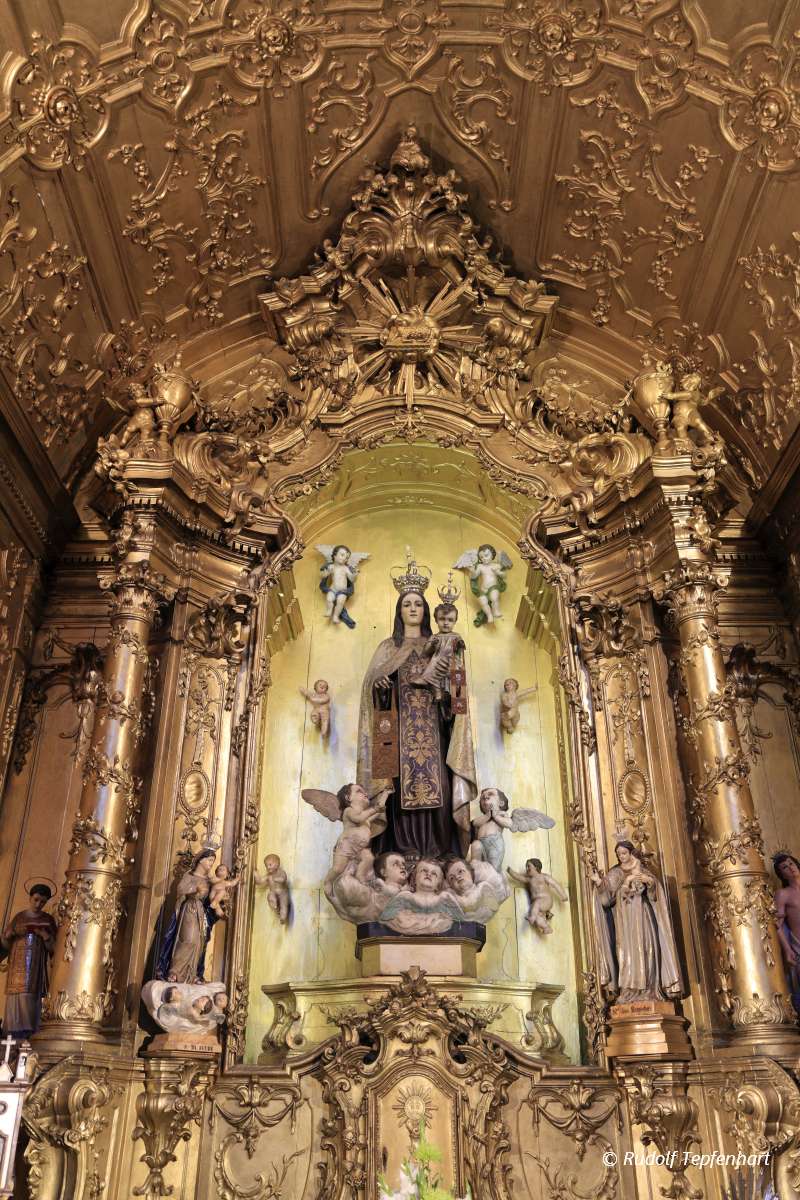 Altar inside of the Carmelitas church, Porto